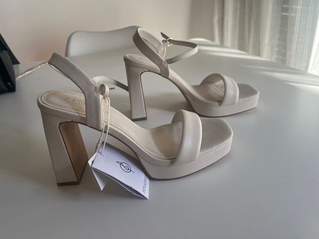 Sandalias tacón Stradivarius blancas