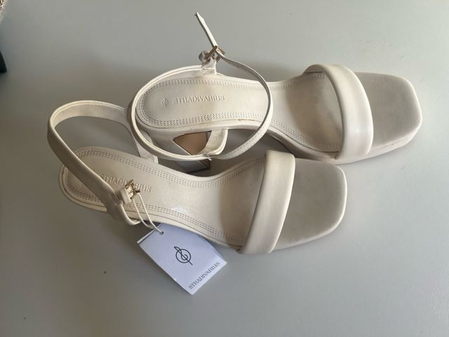 Sandalias tacón Stradivarius blancas