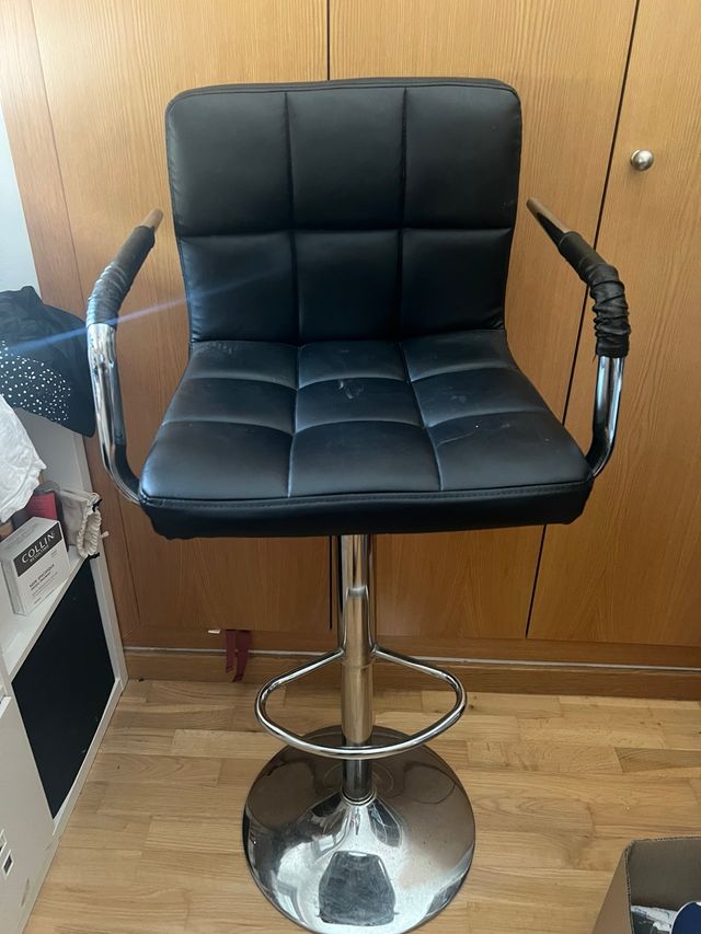 Taburete bar negro con reposabrazos