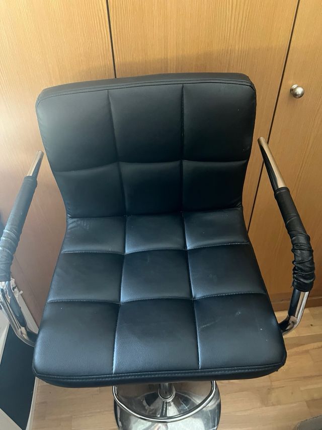 Taburete bar negro con reposabrazos