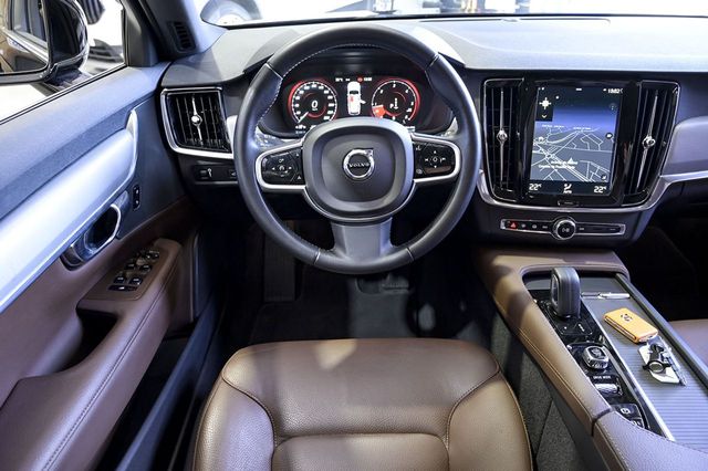 Volvo V90   2.0 D4 Momentum Pro Auto 