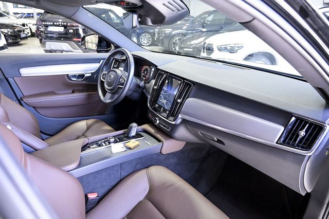 Volvo V90   2.0 D4 Momentum Pro Auto 