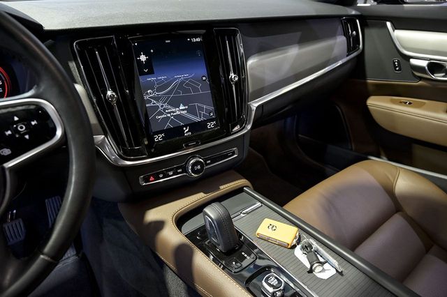 Volvo V90   2.0 D4 Momentum Pro Auto 