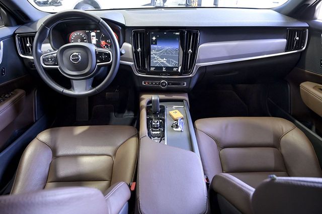 Volvo V90   2.0 D4 Momentum Pro Auto 