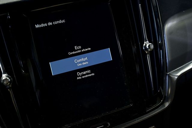 Volvo V90   2.0 D4 Momentum Pro Auto 
