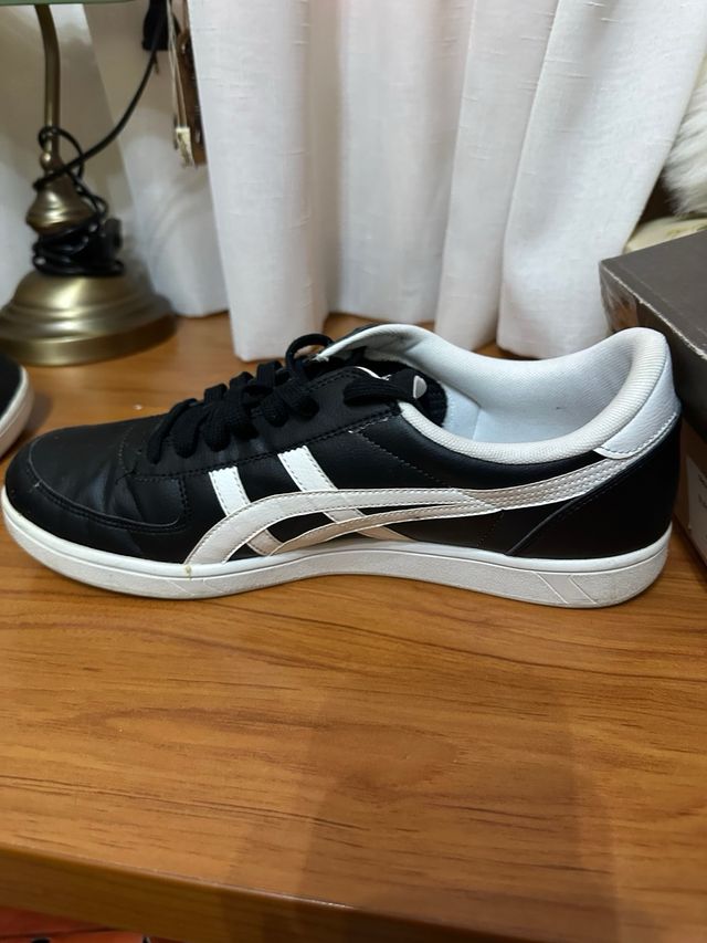 Zapatillas Onitsuka Tiger negras y blancas talla 4