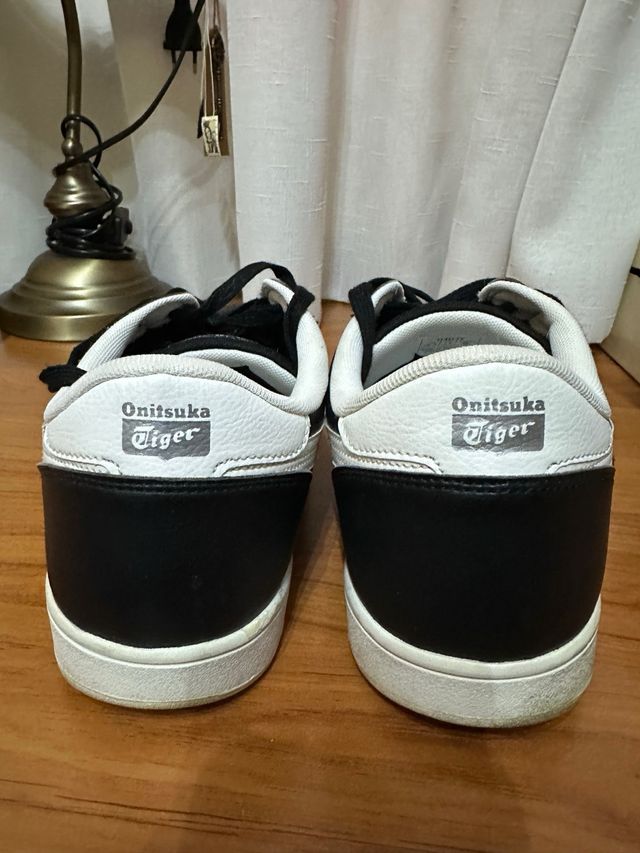 Zapatillas Onitsuka Tiger negras y blancas talla 4