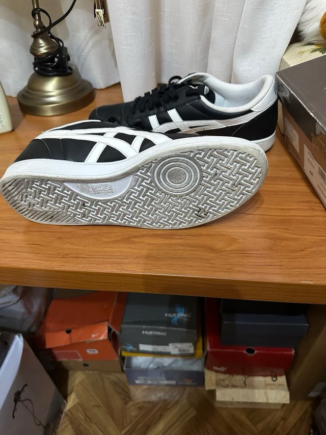 Zapatillas Onitsuka Tiger negras y blancas talla 4