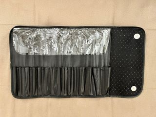 Funda negra para pinceles de maquillaje