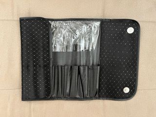 Funda negra para pinceles de maquillaje