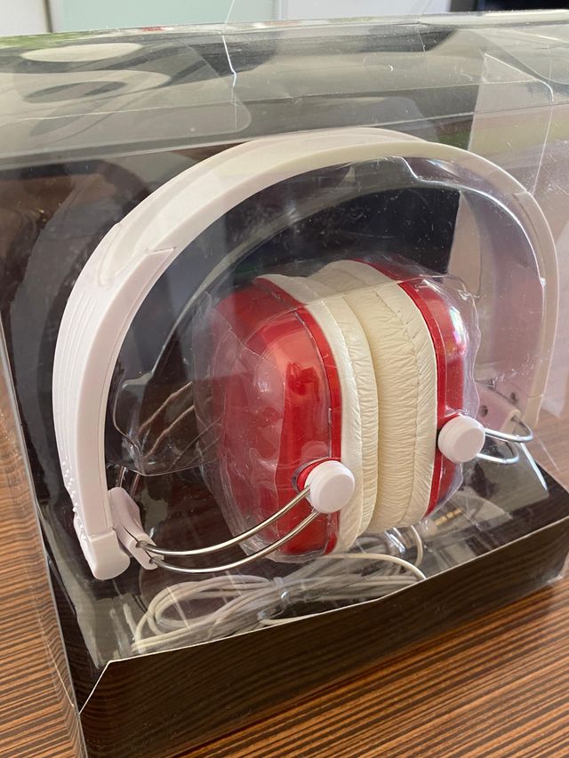 Cascos rojos y blancos