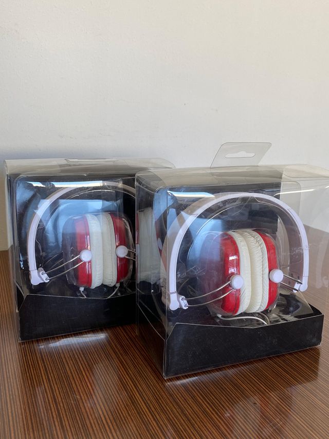 Cascos rojos y blancos