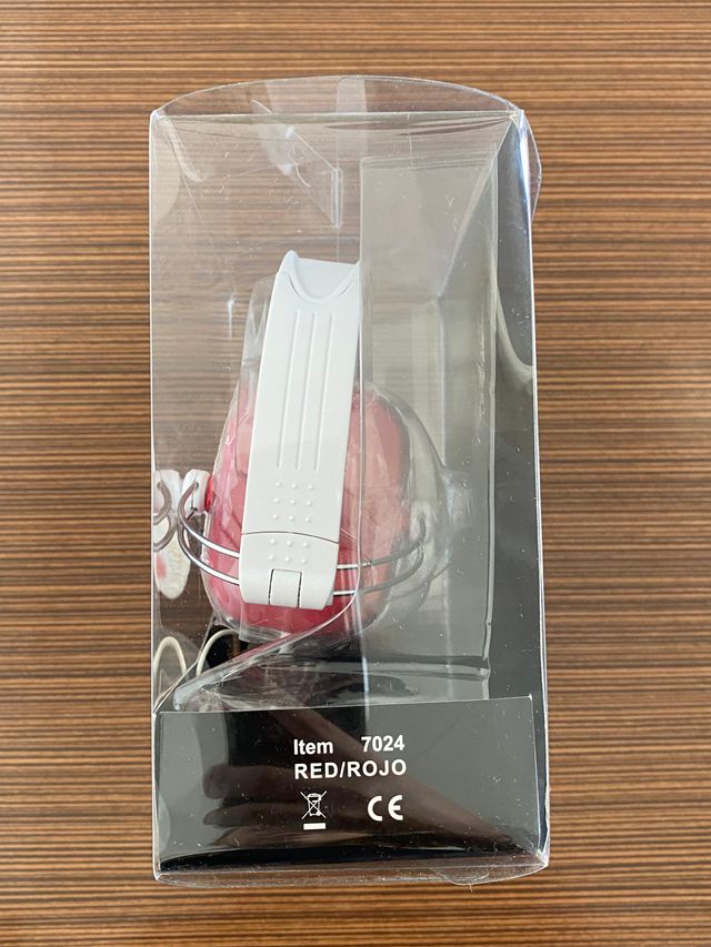 Cascos rojos y blancos