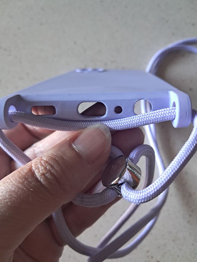 Funda móvil lila con cordón