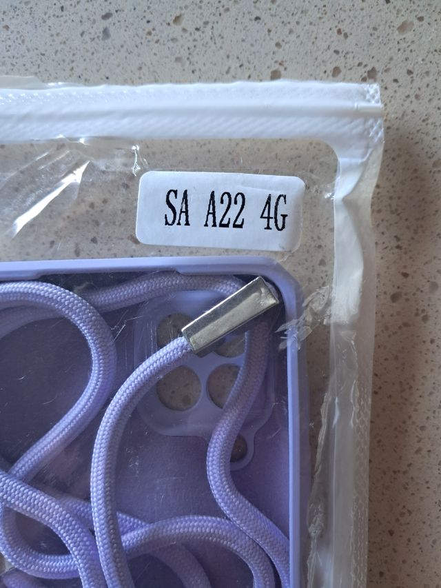 Funda móvil lila con cordón