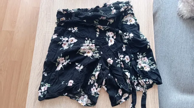 Pantalón corto flores - Negro. Talla M