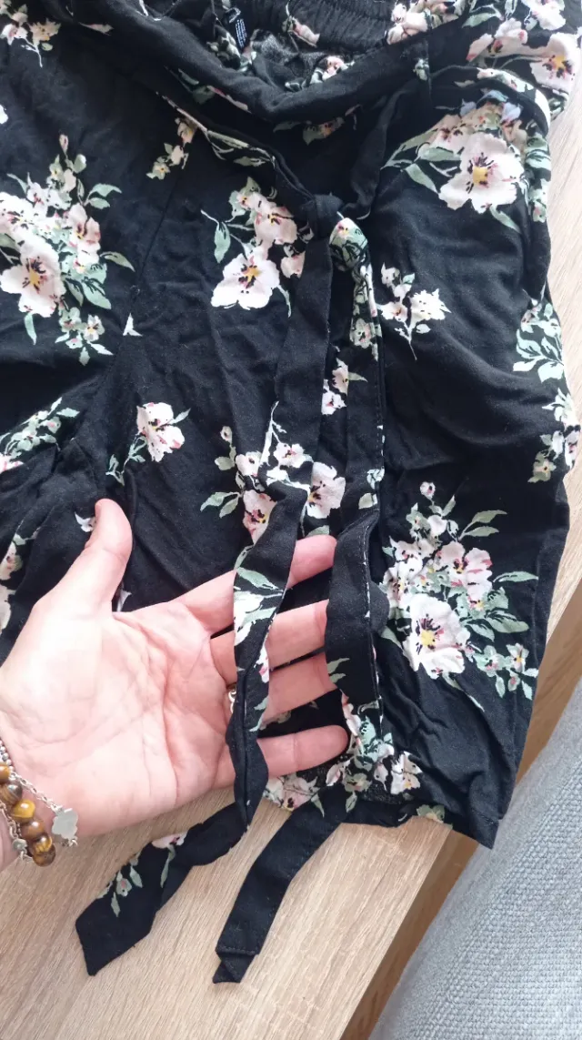 Pantalón corto flores - Negro. Talla M