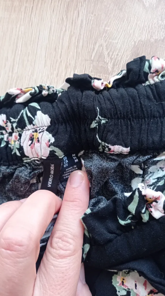Pantalón corto flores - Negro. Talla M