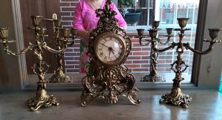 Elegante reloj y candelabros bronce