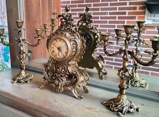 Elegante reloj y candelabros bronce