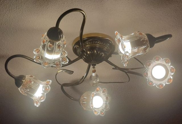 Lámpara techo 5 luces dorada y 2 lámparas mesita