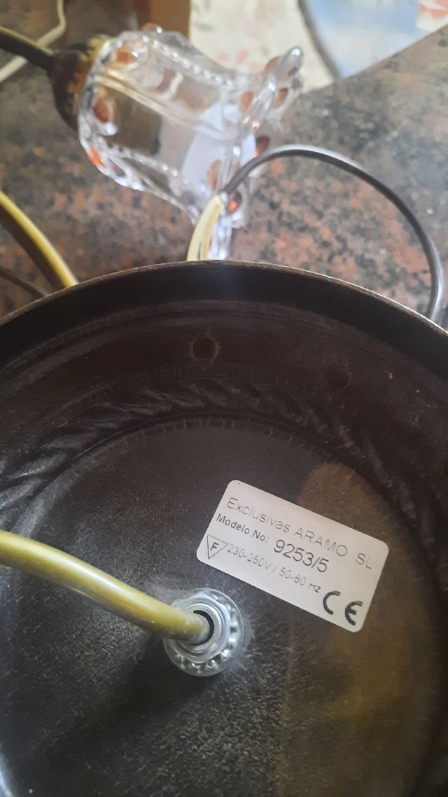 Lámpara techo 5 luces dorada y 2 lámparas mesita