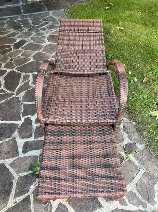 Lettino da giardino in vimini marrone
