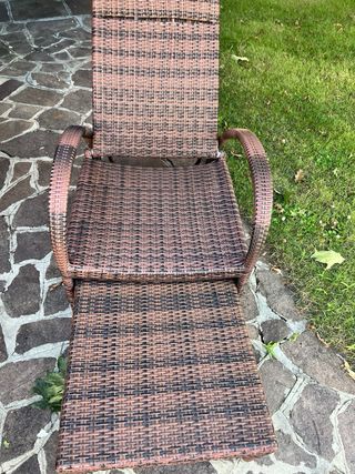 Lettino da giardino in vimini marrone