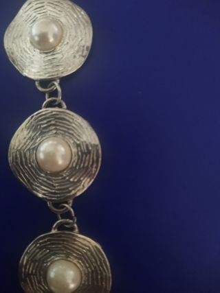 Collar y pulsera color plata con medallones.