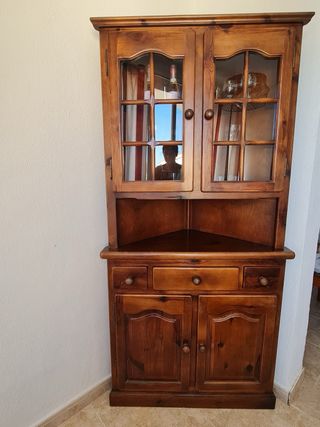 Muebles madera: vitrina + mesa centro
