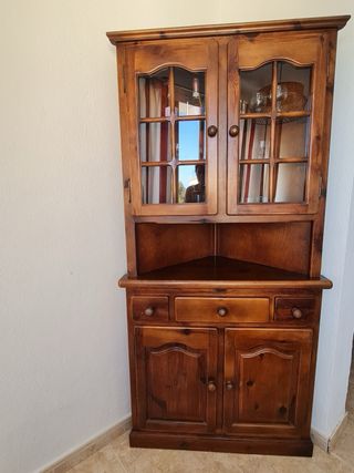 Muebles madera: vitrina + mesa centro
