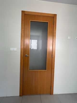 Puerta interior madera cristal