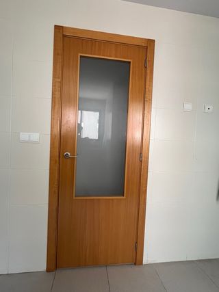 Puerta interior madera cristal