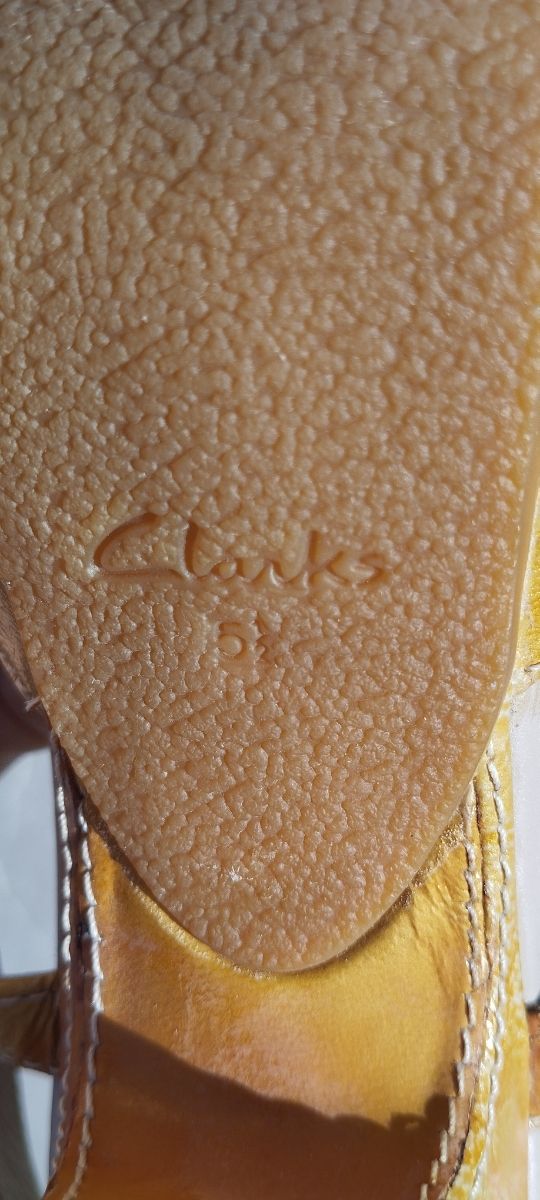 Sandalias amarillas tacón Clarks 