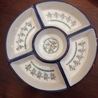 Bandeja aperitivos porcelana con base de mimbre