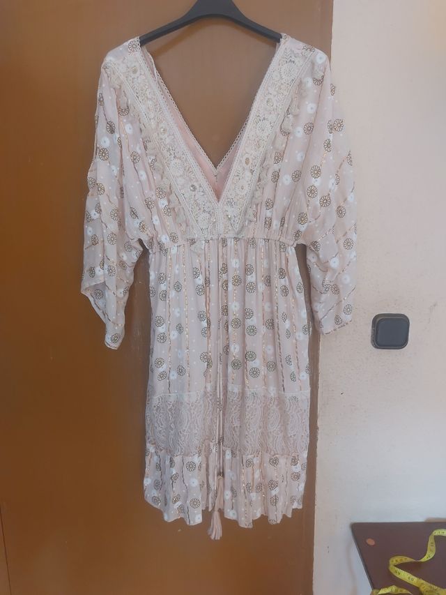 Vestido corto beige y dorado