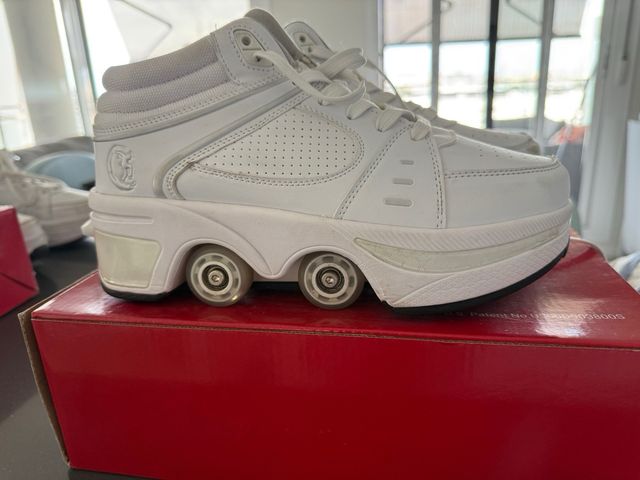 roller skate. Bambas con ruedas blancas