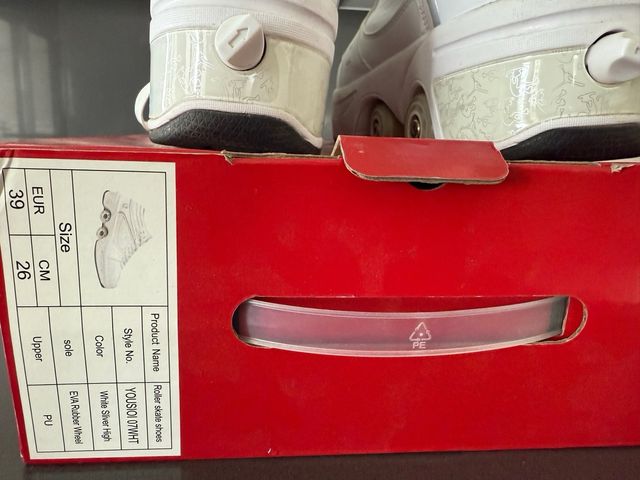 roller skate. Bambas con ruedas blancas