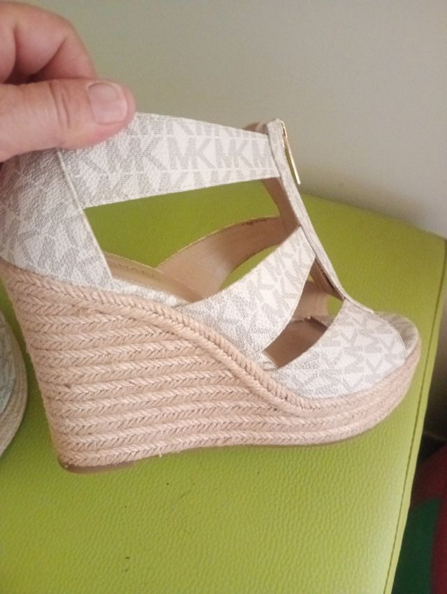 Sandalias Michael Kors beige/blanco