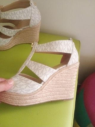 Sandalias Michael Kors beige/blanco