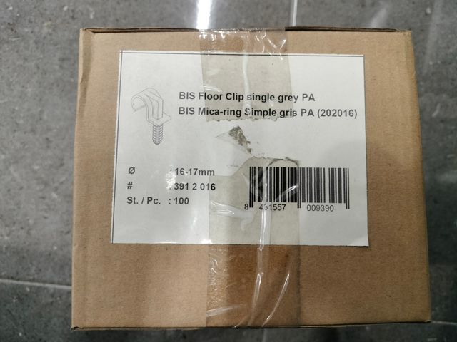 Abrazadera de plástico para tubo o cable 16-17 mm