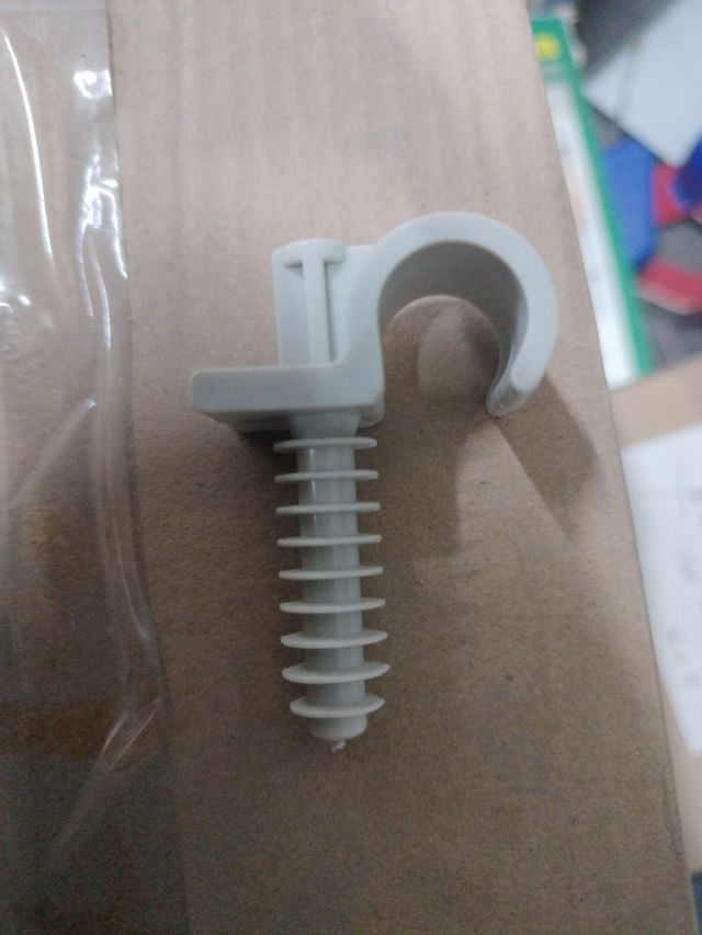 Abrazadera de plástico para tubo o cable 16-17 mm