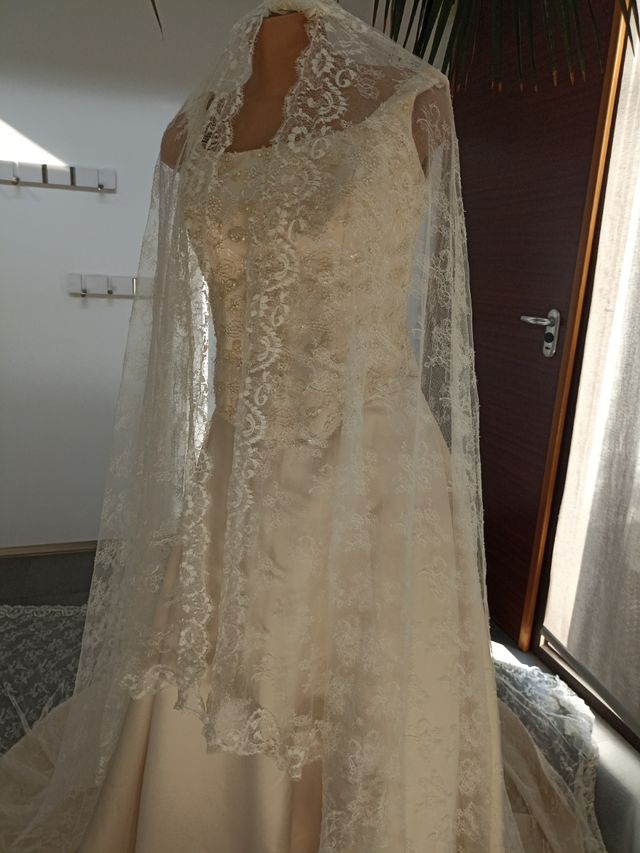 Vestido novia Jucami beige con mantilla bordada de de segunda mano