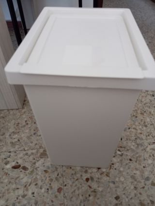 Cubo basura blanco plástico
