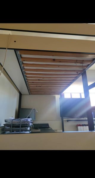 Cama litera de madera con colchón viscoelástico.