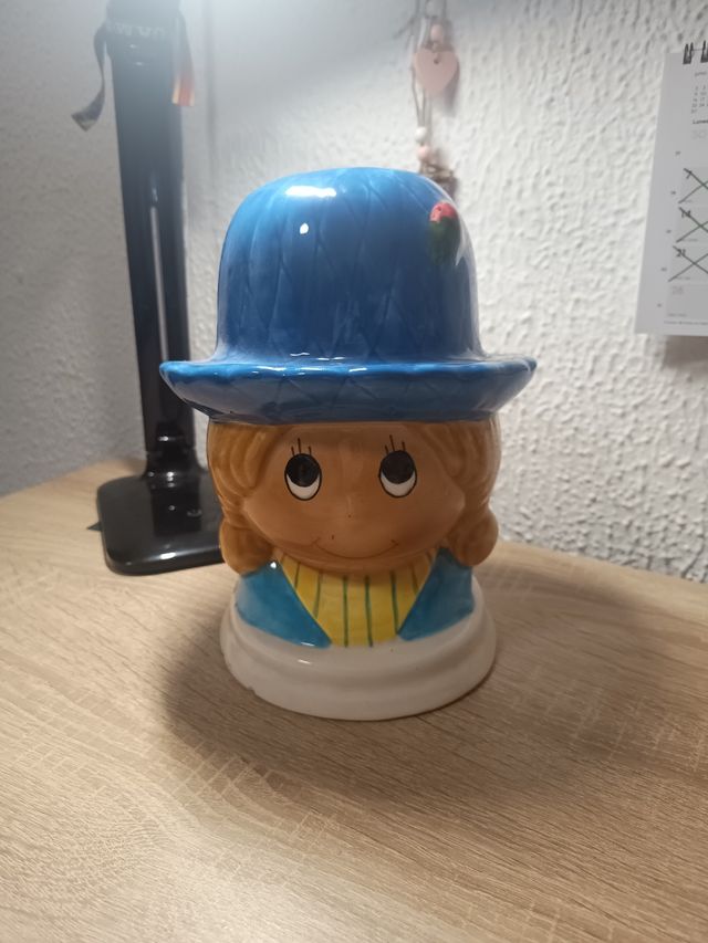 Figura cerámica niña - azul, amarillo