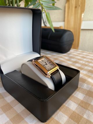 Reloj clásico dorado para hombre