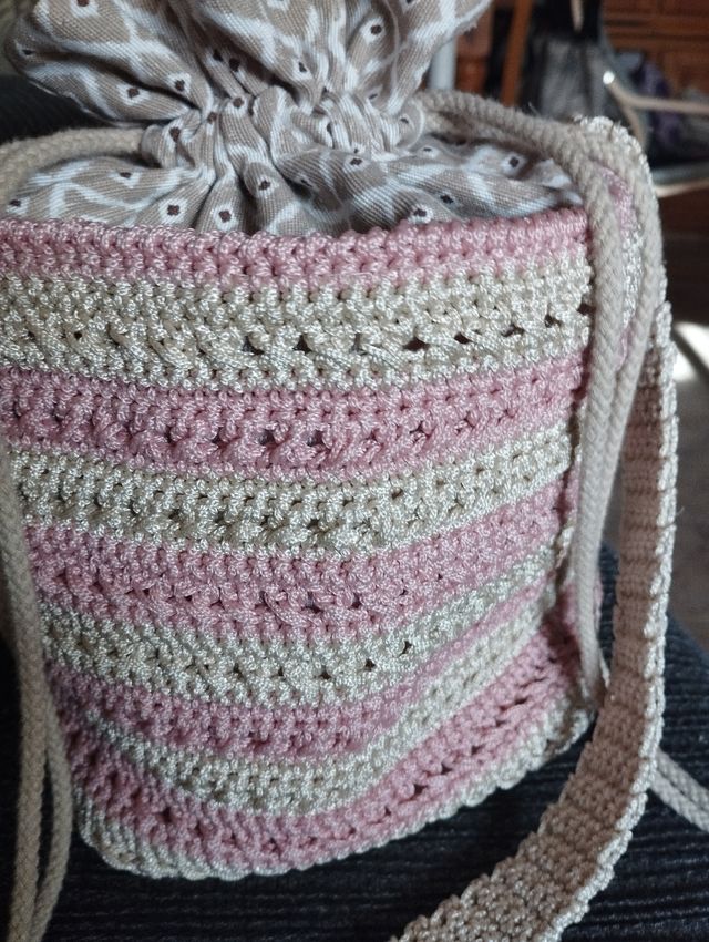Bolso bombonera crochet beige y rosa .
