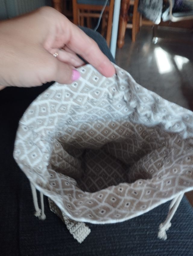 Bolso bombonera crochet beige y rosa .