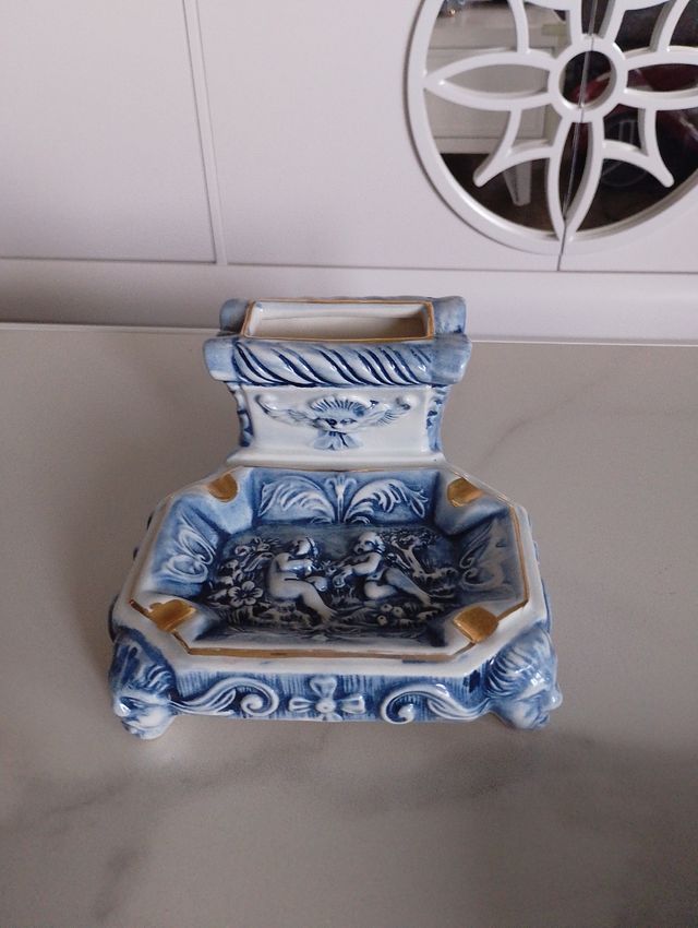 Cenicero cerámico azul y dorado